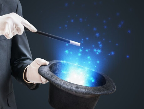 Nell'immagine si vede un mago con una bacchetta e l'immancabile cilindro