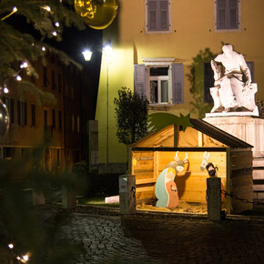 Presepe nella piazza del paese di Lavis