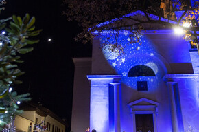 Chiesa di Roverè della Luna illuminata durante il periodo natalizio
