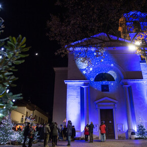 Chiesa di Roverè della Luna illuminata durante il periodo natalizio