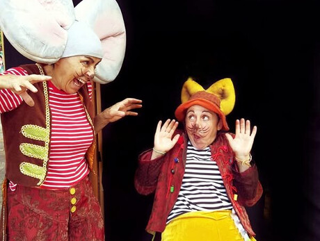 Nell'immagine sono presenti due attori vestiti uno da topo e uno da gatto