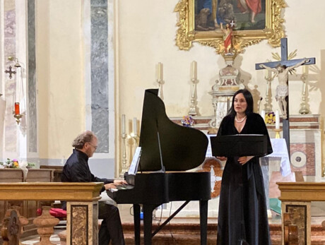 La fotografia mostra Francesca Bortoli soprano ed Enrico Toccoli al pianoforte durante un concerto ad Andalo