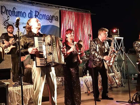 Nell'immagine si vede l'rochestra profumo di Romagna