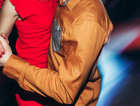 Nell'immagine una coppia sta ballando 