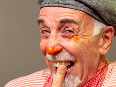 La foto è un primo piano del mimo Emilio Frattini durante una performance