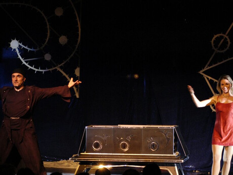 L'immagine mostra Van Denon e Nicole durante uno spettacolo di magia 