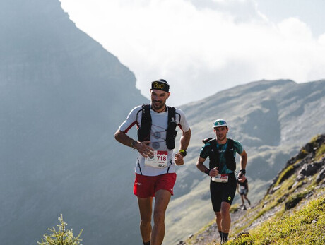 immagine di atleta che corre in mezzo alle Dolomiti di Brenta