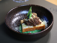 Gourmet-Aperitif mit Weinen und Aromen aus der Region