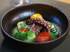 Gourmet-Aperitif mit Weinen und Aromen aus der Region