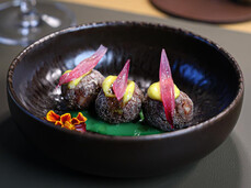 Gourmet-Aperitif mit Weinen und Aromen aus der Region