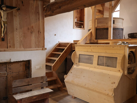 Turn the wheel of the old mill