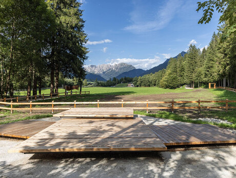 Immergiti nel benessere in rosa: Pilates ed esercizi con musica