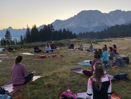 Surya Namaskar - Alba e Yoga al Passo Lavazé 
