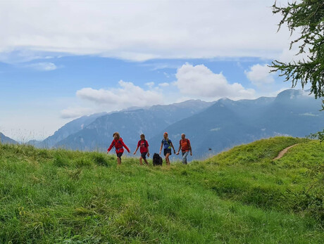 Trekking: Everyone to the hut!