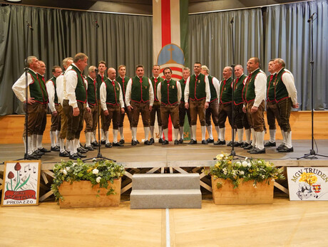 Coro Enrosadira Moena