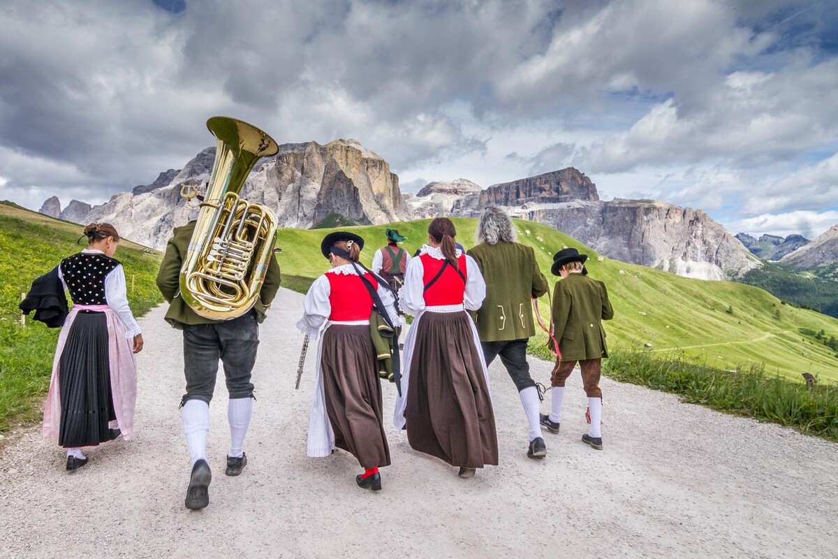 Dal Passo Sella al futuro: gli 80 anni del grande raduno dei Ladini ...