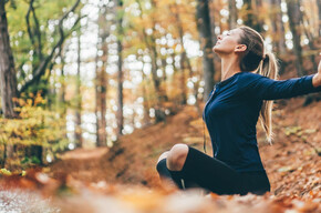 Yoga sulle Dolomiti d'autunno