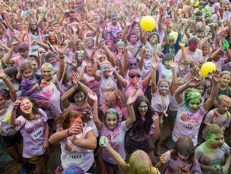 L'immagine mostra un gruppo di partecipanti all'arrivo della corsa colorata al parco di Andalo Life