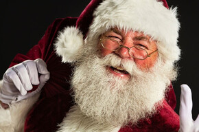 Nell immagine si vede un primo piano di Babbo Natale 