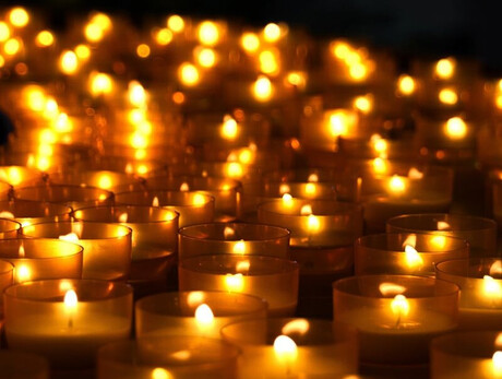 Nell'immagine tanstissime candele accese