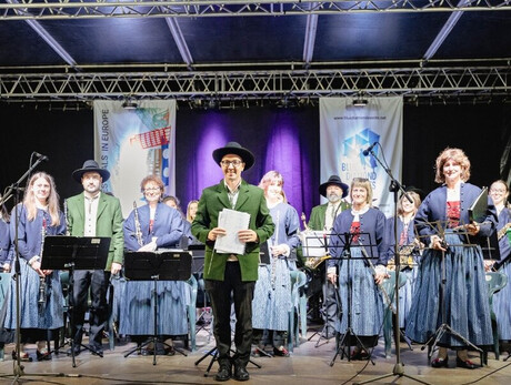 i componenti della banda di San Lorenzo Dorsino sul palco durante un concerto
