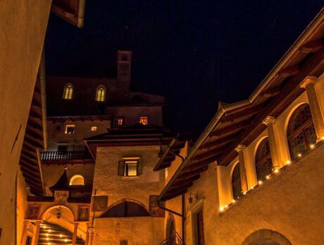 Nell'immagine si vedono Eleonora e i suoi aiuttanti vestiti da egizi durante uno spezzone dello spettacolo