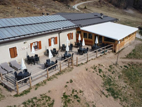 Degustazione di formaggi e di prodotti selvaggi