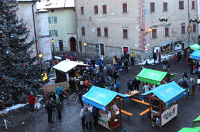 Den tra i Presepi: Mercatino di Natale