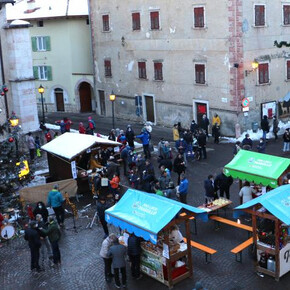 Den tra i Presepi: Mercatino di Natale