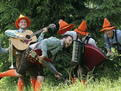 The Band die Esel, which recreates the typical Oktoberfest atmosphere, with pop-rock-folk proposals to dance and sing together.