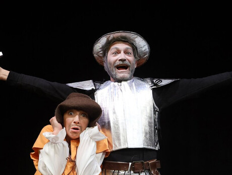 Nell'immagine si vedono due attori che interpretano Don Chisciotte e Sancho Panza