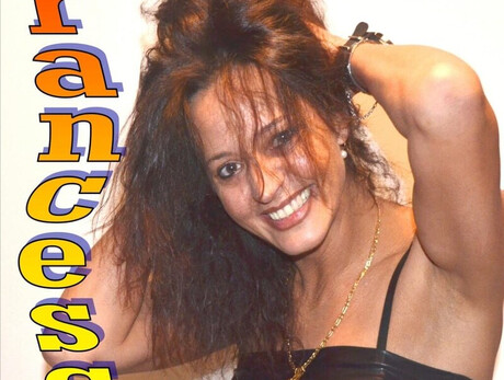 Francesca sorride con charme sul palco