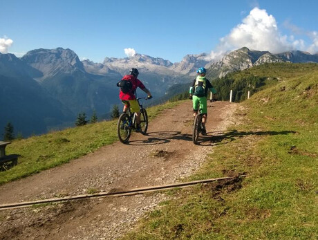Il Monte Peller e le Dolomiti di Brenta in e-bike COPIA