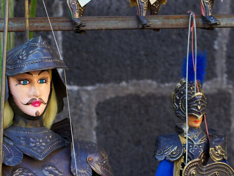 Nell'immagine si vedono alcuni pupi siciliani, le marionette tradizionali della Sicilia