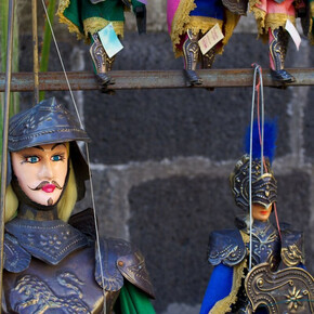 Nell'immagine si vedono alcuni pupi siciliani, le marionette tradizionali della Sicilia