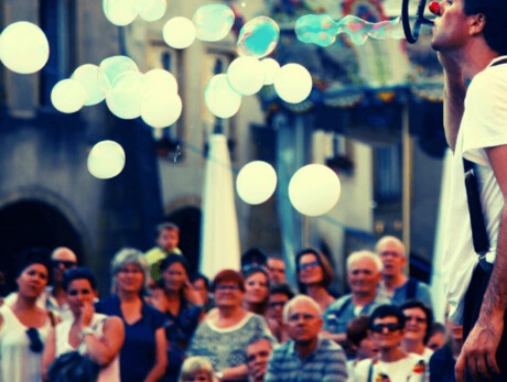 Nell'immagine si vede il clown Katastrofa mentre fa bolle di sapone