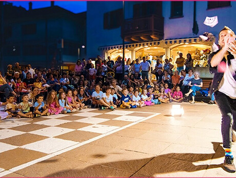 Alberto Giorgi in un suo spettacolo di magia