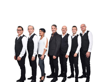 Nella foto si vedono i componenti dell'orchestra Luca Bergamini