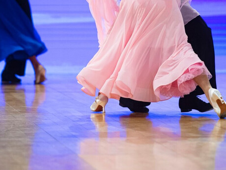 L'immagine è un primo piano sui piedi di una coppia mentre sta ballando
