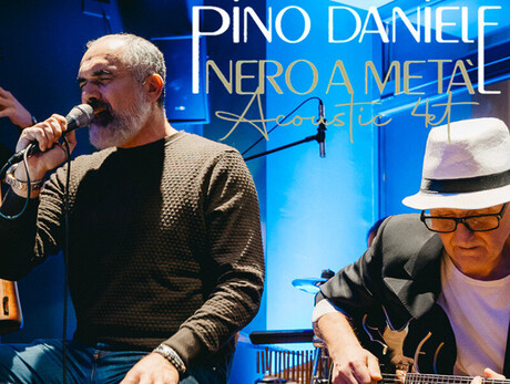  immagine dei tre artisti che suonano sul palco  