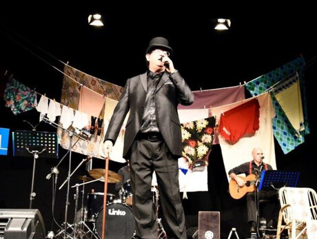 The band of Umberto Annunziato with great neapolitan music mixing cabaret, sketches