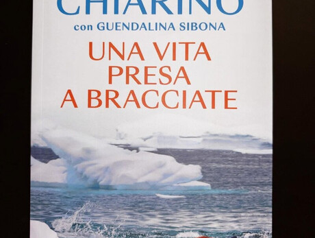 immagine del libro di Paolo Chiarino col titolo: una vita presa a bracciate