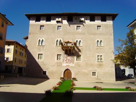 Raeticam uvam laudat