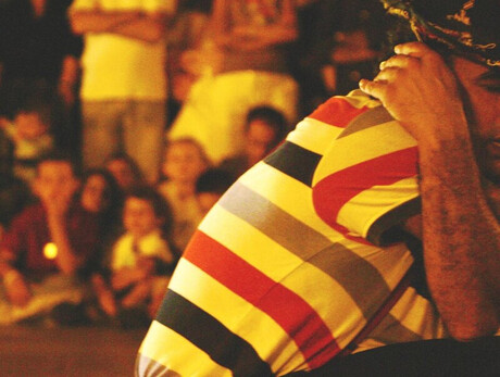  Un uomo in posizione seduta, con la testa tra le mani, pensieroso e riflessivo