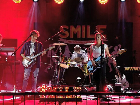 Nell'immagine si vedono i 5 fratelli componenti del gruppo durante un concerto