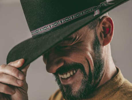 L'immagine mostra i sei componenti del gruppo Gasato Band