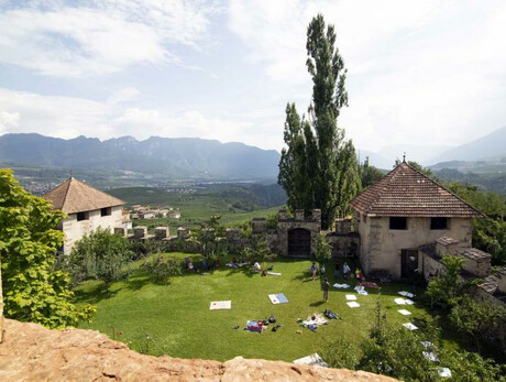 Visita e picnic sull'erba nei giardini di Castel Nanno