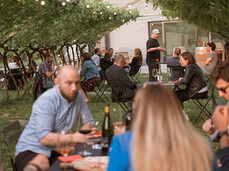 Persone nel vigneto che si rilassano degustando vini dell'azienda