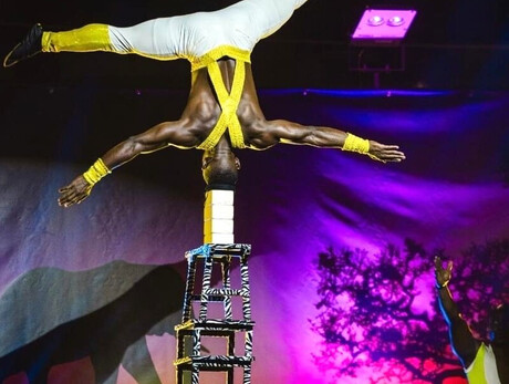 Un acrobata della Compagnia Cores de Bahia