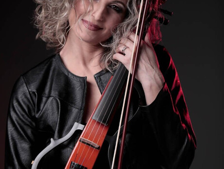 Image of the artist Daniela Nespolo with her violin